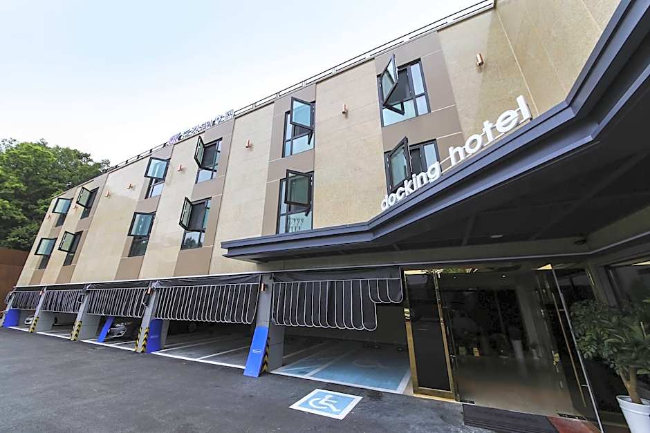 Docking Hotel