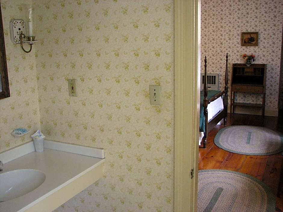 Winter Clove Inn & Resort