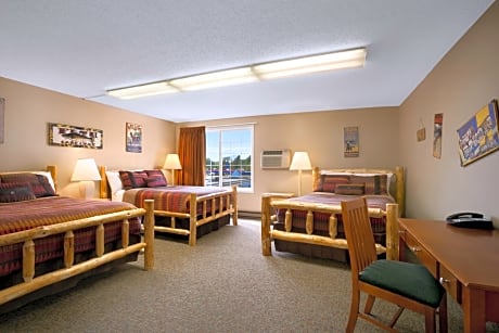 Studio Suite with Three Double Beds - Non-Smoking