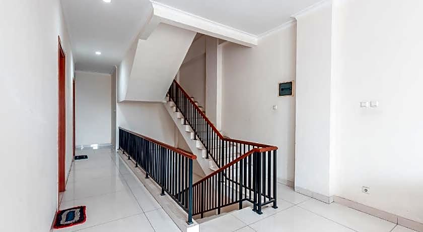 RedDoorz near Universitas Esa Unggul Bekasi Harapan Indah