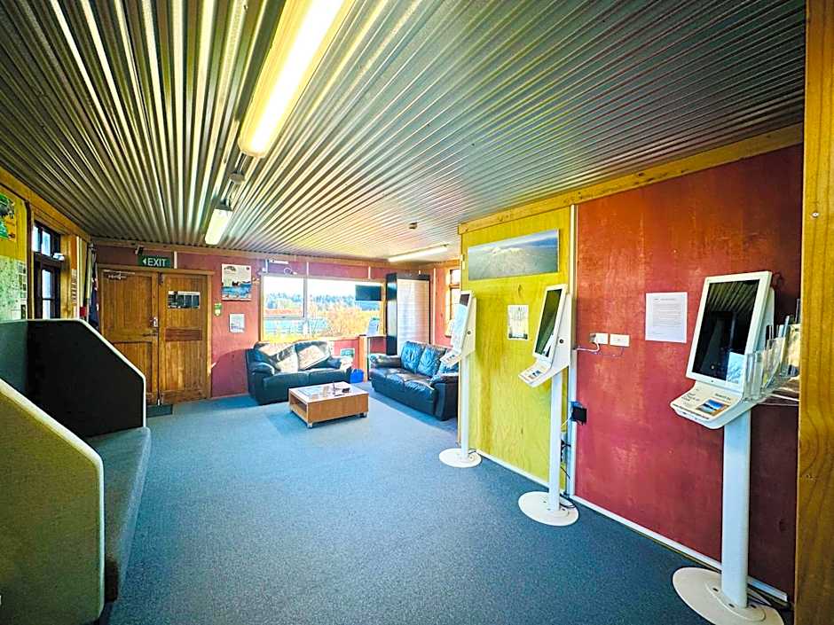 The Crossing Lodge & Backpackers