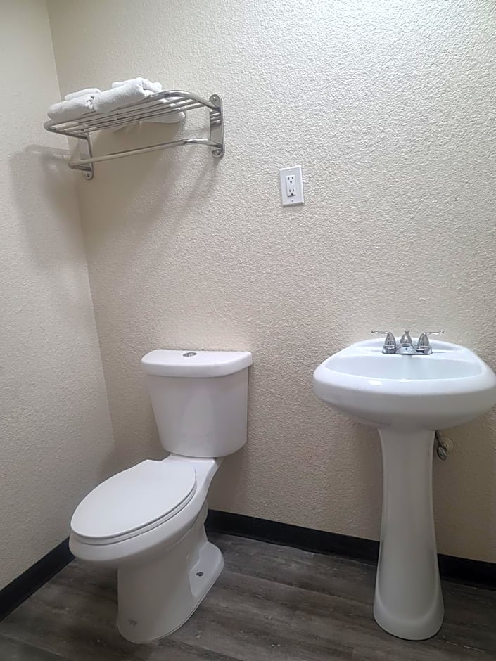 Majestic Inn & Suites