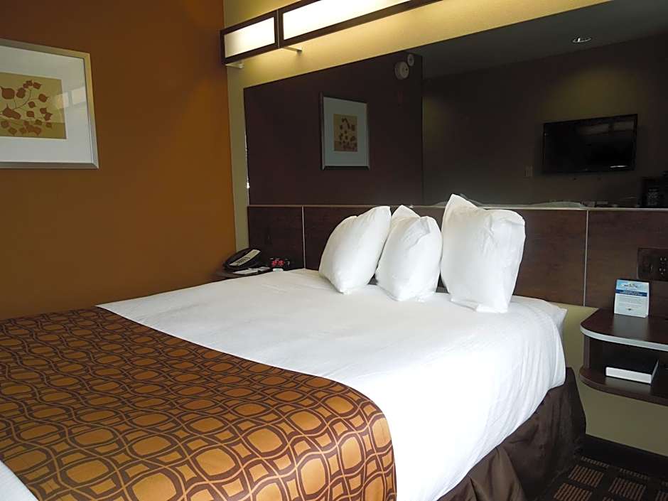 Microtel Inn & Suites by Wyndham North Canton