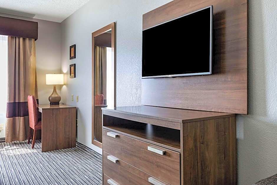Quality Inn & Suites I-35 E/Walnut Hill