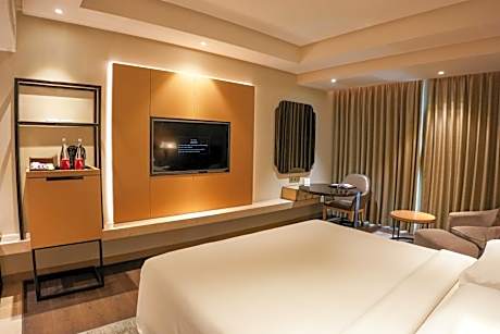 Standard King, Guest Room, 1 King Bed - INR 1000 F&B Credit, 1+1 on Selected Beverages (Happy Hours 17:00 -19:00 Hrs)