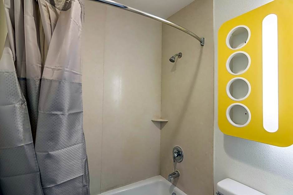 Motel 6 Bell Gardens