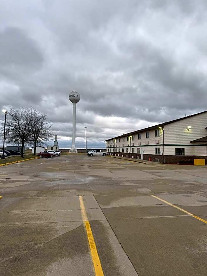 Super 8 by Wyndham Mendota I-39
