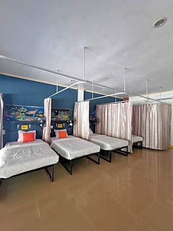 Single Bed in Mixed Dormitory Room