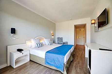 DOUBLE SINGLE USE POOL VIEW