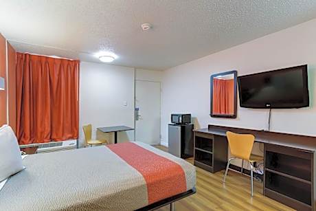 Queen Room - Disability Access - Non-Smoking