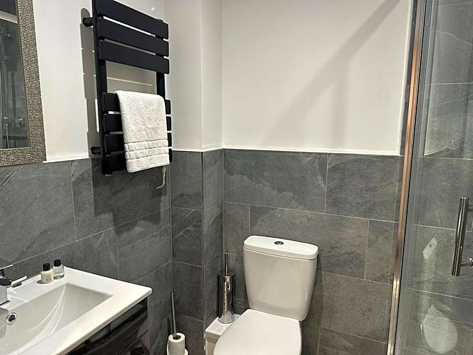 Adam Court Apartments - PE1 - Contractor Friendly - Choice of Studios or 1 Bed Apartments - Free Parking - Sofa Beds - Sky TV - Full Kitchen - Washer Dryer - WiFi