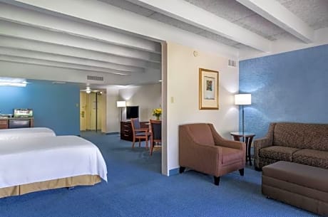 2 Queen Beds, Suite, Nonsmoking