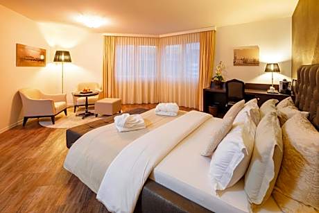 Junior Suite Deluxe Family Room with Extrabed and Air Con