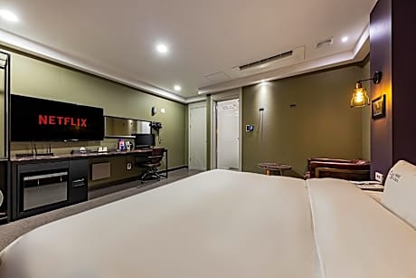 Standard Queen Room
