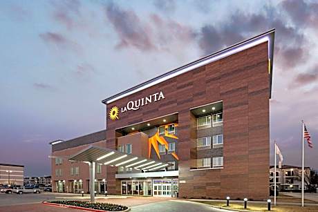 La Quinta Inn & Suites by Wyndham DFW West-Glade-Parks