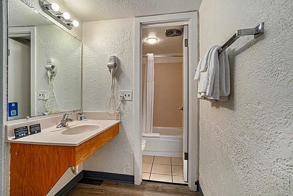 Travelodge by Wyndham Traverse City MI