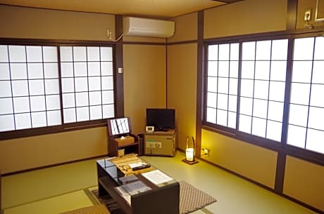 Japanese-Style Single Room with Shared Bathroom