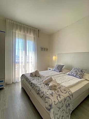 Triple Room with Balcony and Partial Sea View