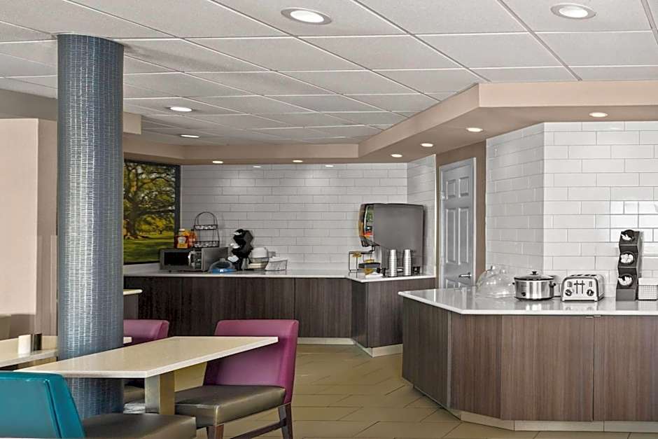 La Quinta Inn & Suites by Wyndham Jackson Airport/Pearl
