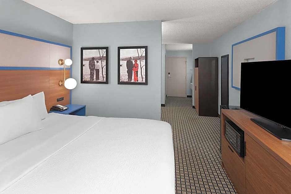 AmericInn by Wyndham Reedsburg