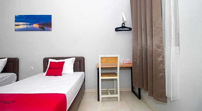 RedDoorz Plus Syariah near Alun Alun Sampang