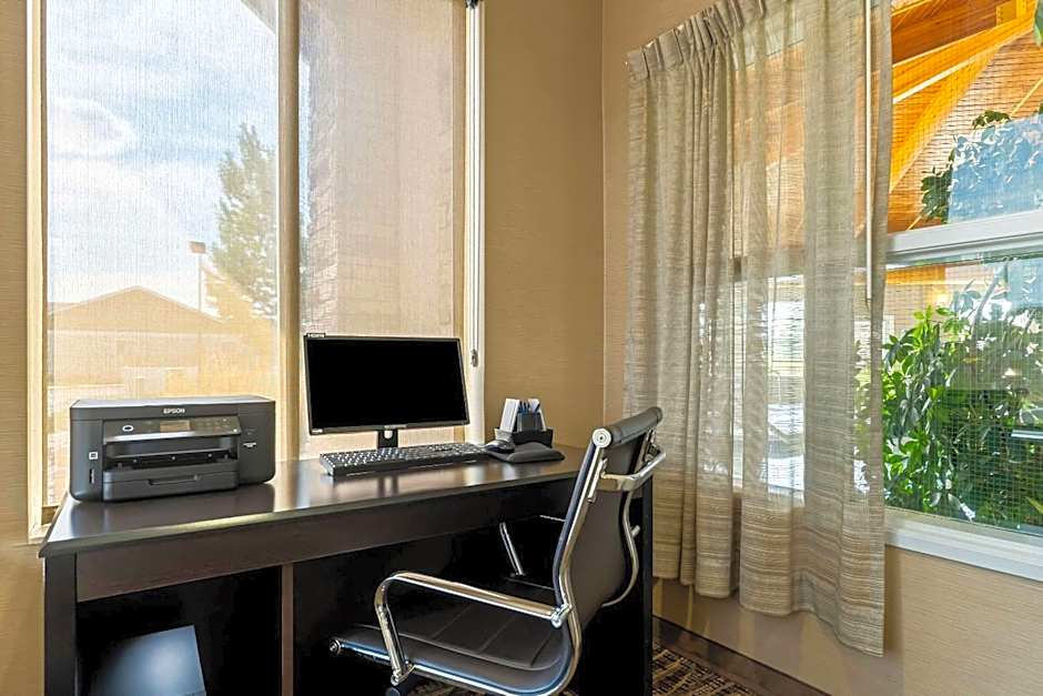 Comfort Inn & Suites Near University of Wyoming