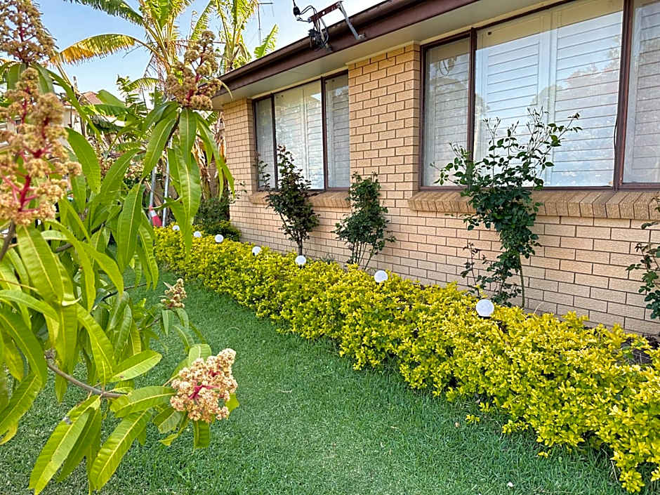 Cheerful 4 Bedrooms With Free Parking