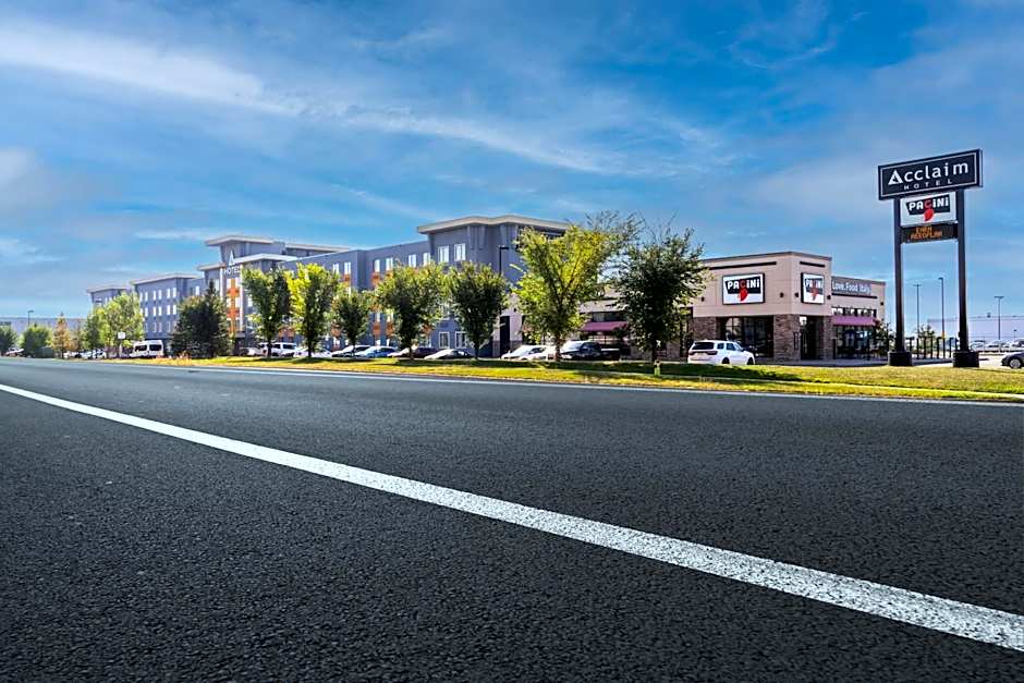 Acclaim Hotel Calgary Airport