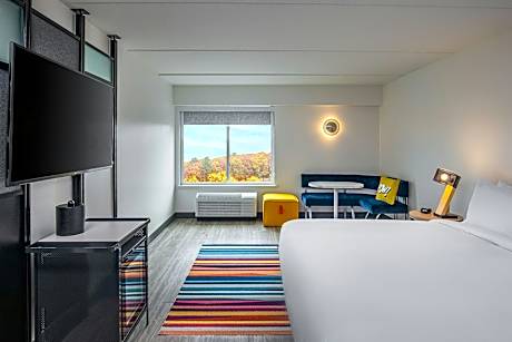 King Room with Adapted Tub - Mobility and Hearing Accessible