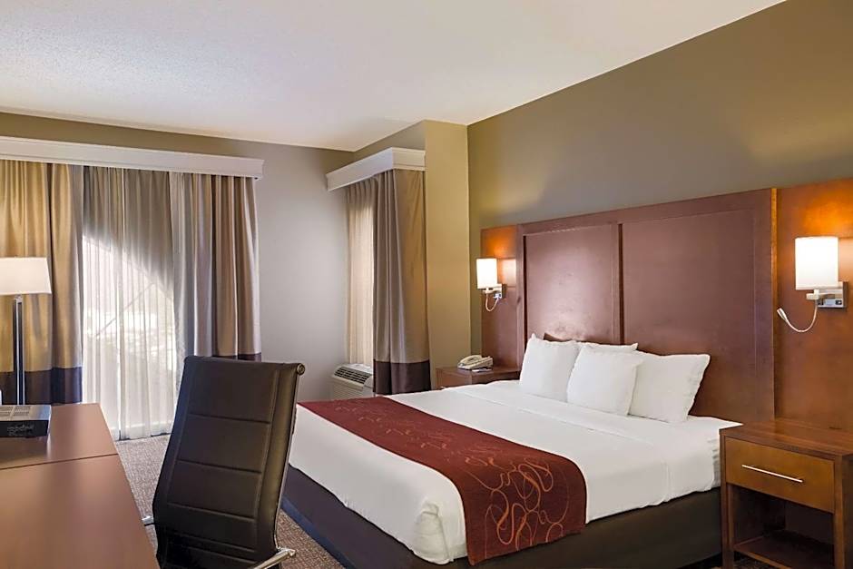 Photo 1 of 5 of 1 King Bed Suite, Whirlpool