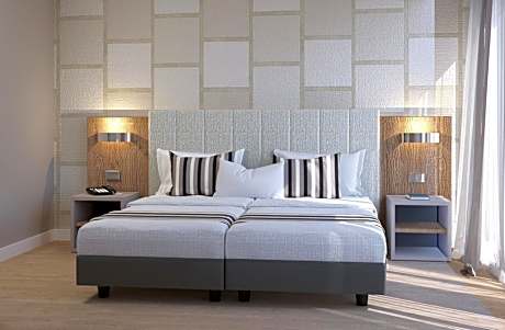 Double or Twin Room with Partial Lake View and Terrace