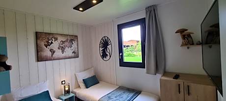 Two-Bedroom Cottage with Jacuzzi