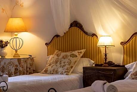 Standard Twin Room with Shared Bathroom