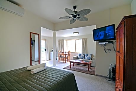 Queen Suite with River View