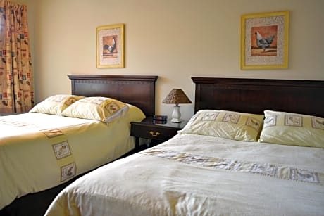 Country-Style Room with 2 Double Beds