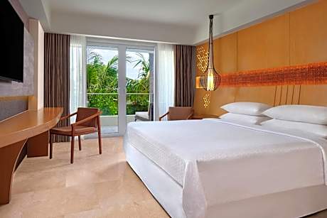 Larger Guest room, 1 King, Garden view, Balcony