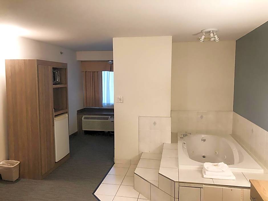 Days Inn & Suites by Wyndham Niagara Falls Centre St. By the Falls