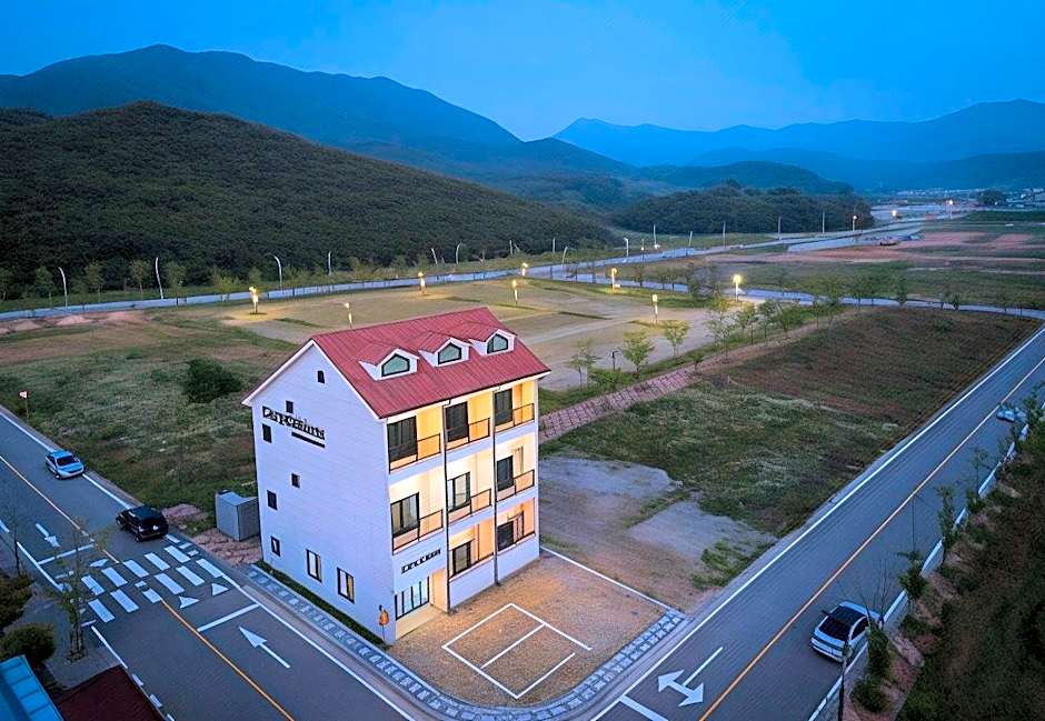 CozyCove Boutique Hotel