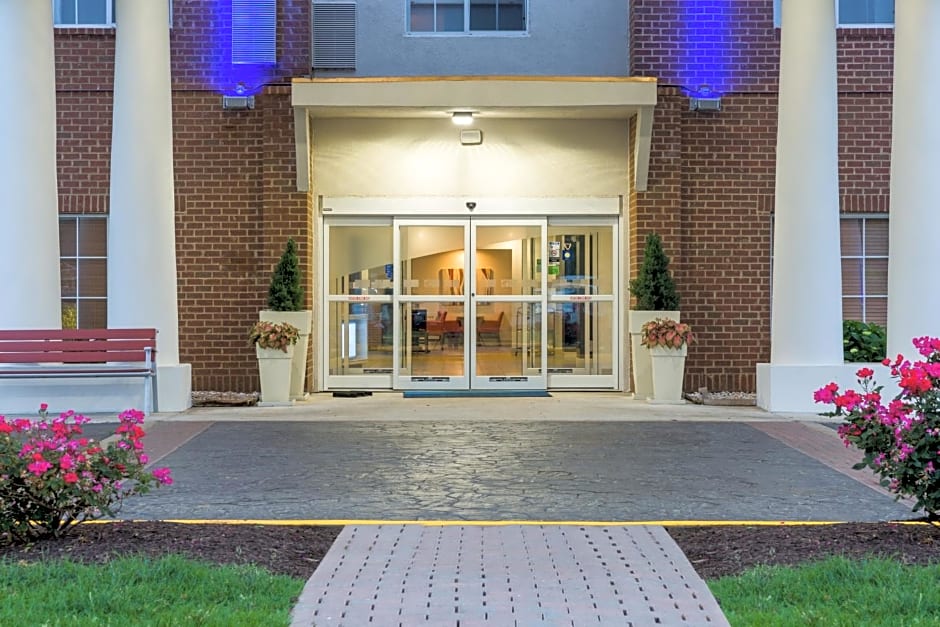 Holiday Inn Express Hotel and Suites Petersburg - Fort Lee, an IHG Hotel