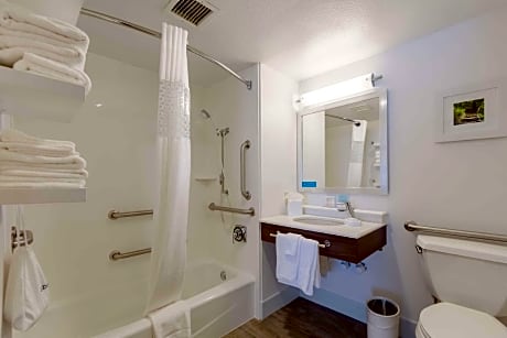 1 Queen Accessible Tub Studio Non-Smoking