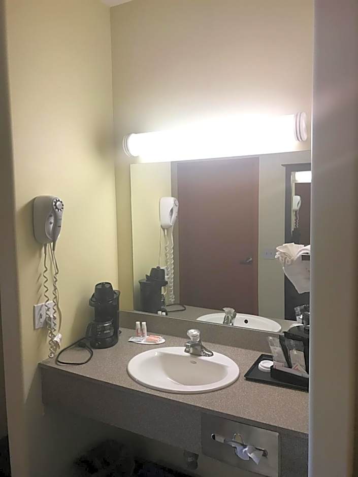 Super 8 by Wyndham Barrie South