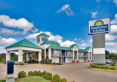 Days Inn & Suites by Wyndham Bentonville