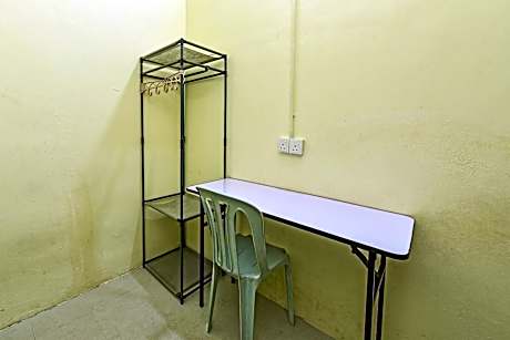 Single Bed in Mixed Dormitory Room
