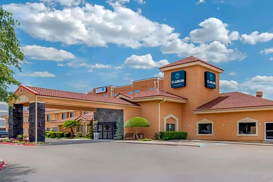 Clarion Inn & Suites DFW North