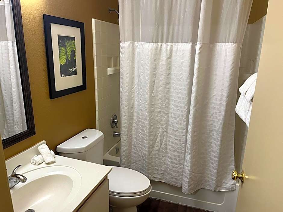 HomeTowne Studios & Suites by Red Roof Greensboro
