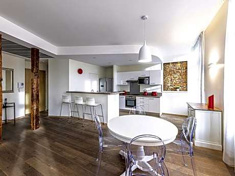 Superior Apartment with One Queen Bed and Two Single Beds