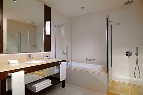 Executive Room, 1 King Bed, Corner