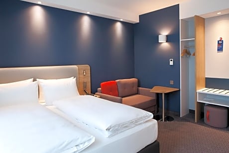 Standard Queen Room with Single Sofa Bed
