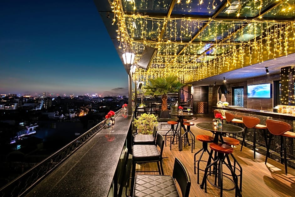 La Mejor Hotel & Sky Bar