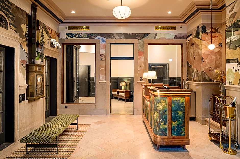 Flat Iron Hotel